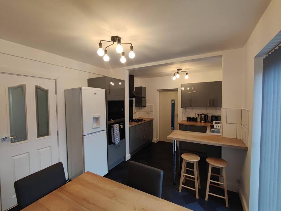 House In Great Barr, With Parking And Garden *