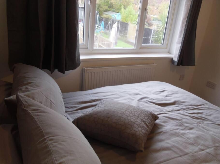 House In Great Barr, With Parking And Garden * Birmingham