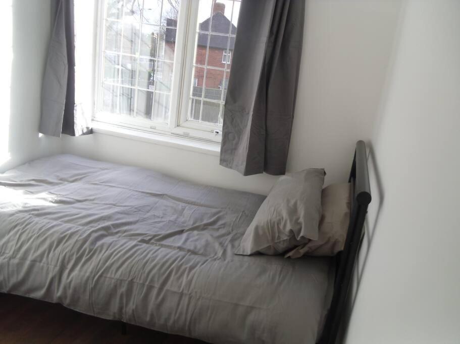 House In Great Barr, With Parking And Garden Birmingham