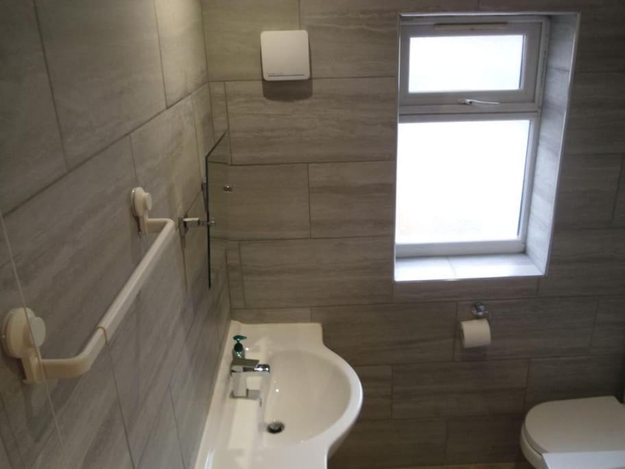 House In Great Barr, With Parking And Garden Holiday home