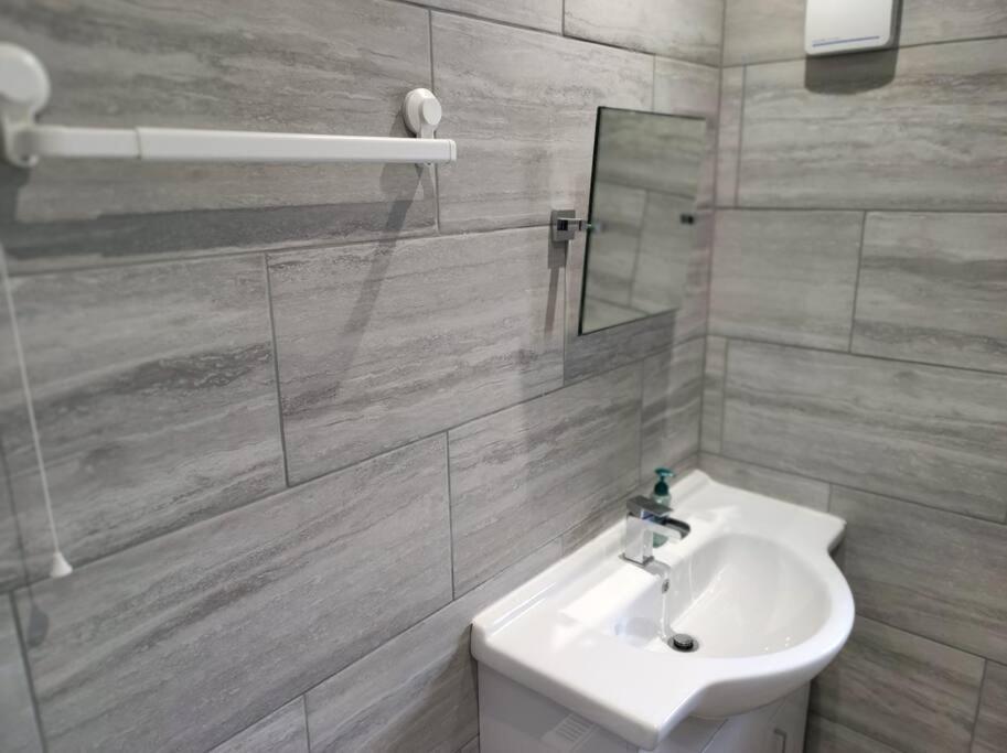 House In Great Barr, With Parking And Garden Birmingham