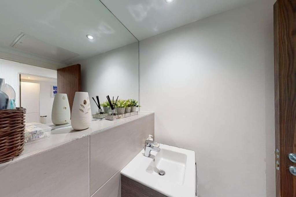 Apartment Balcony - 1 Bed Entire