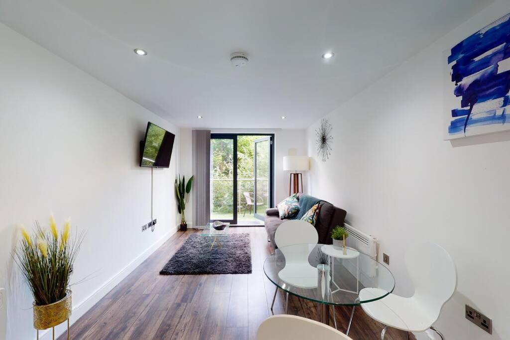 Balcony - 1 Bed Entire *