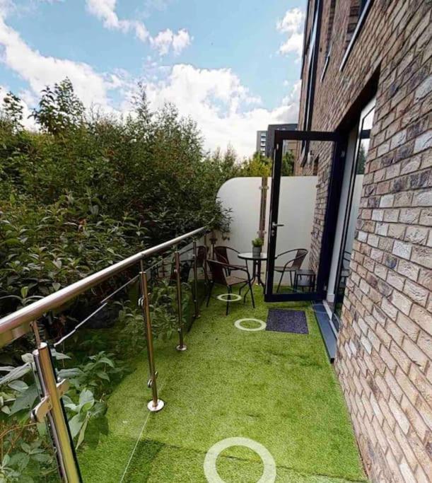 Balcony - 1 Bed Entire Apartment *