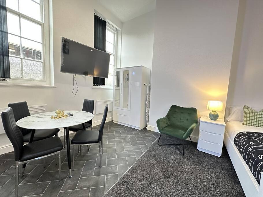 Downtown Dudley Chic - Near Sights Apartment *