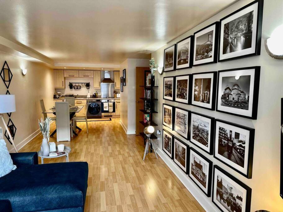 Urban Chic: 2 Bedroom In City Centre + Free Parking Apartment