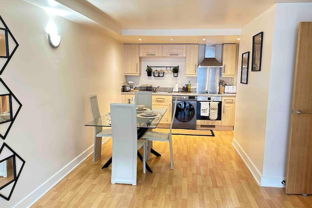 Apartment Urban Chic: 2 Bedroom In City Centre + Free Parking *
