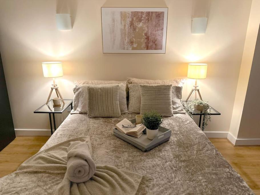 Urban Chic: 2 Bedroom In City Centre + Free Parking