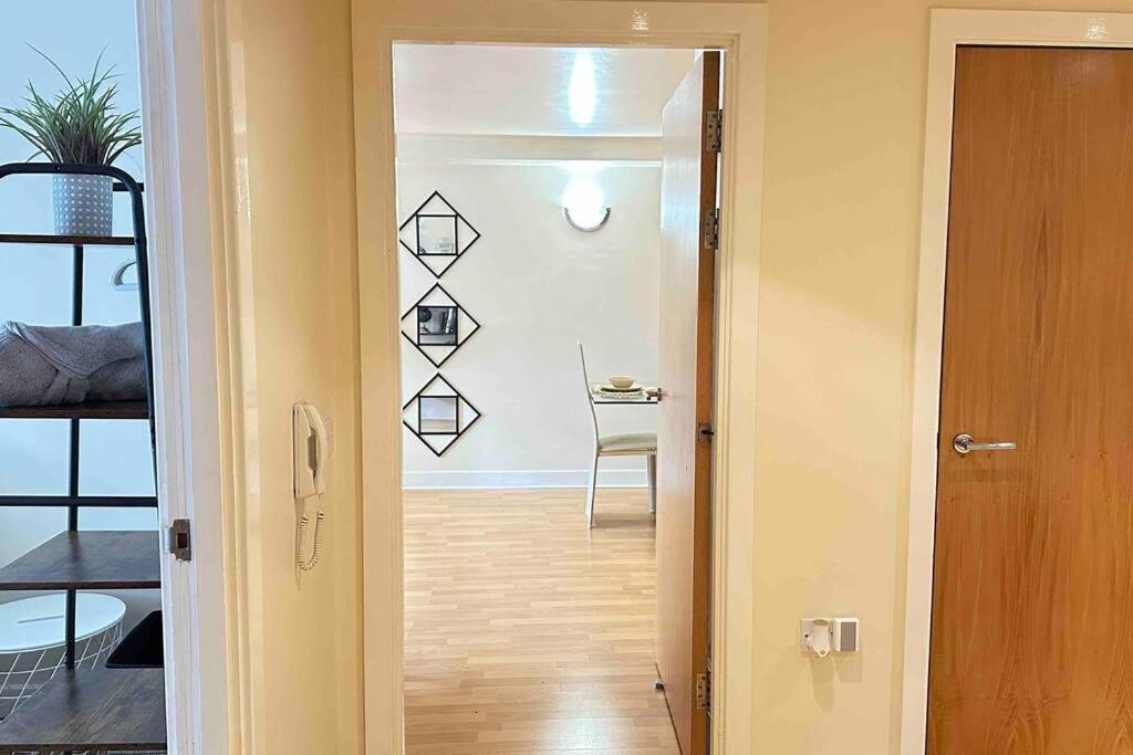 Apartment Urban Chic: 2 Bedroom In City Centre + Free Parking *