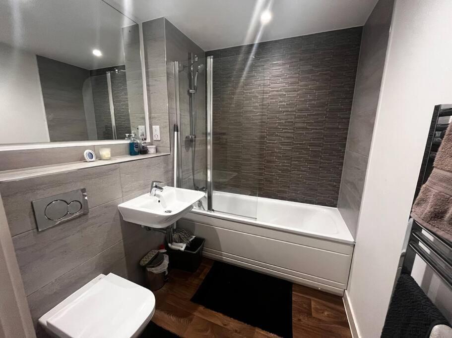 Stylish Centre 1bd 0.6m Train Sta