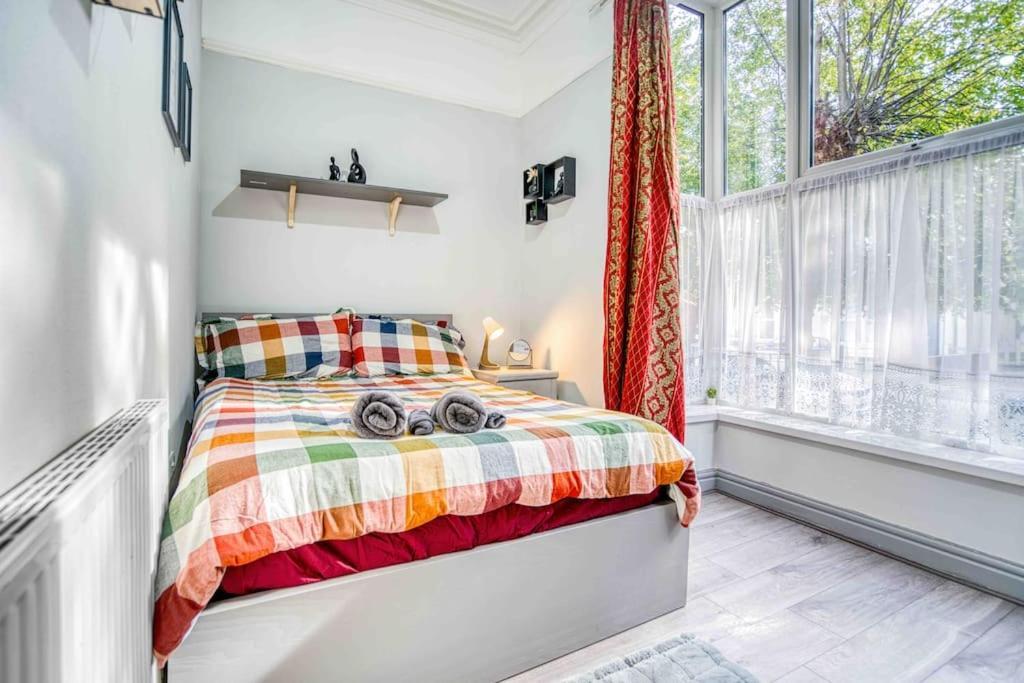 Spacious 3-bed With Free Parking