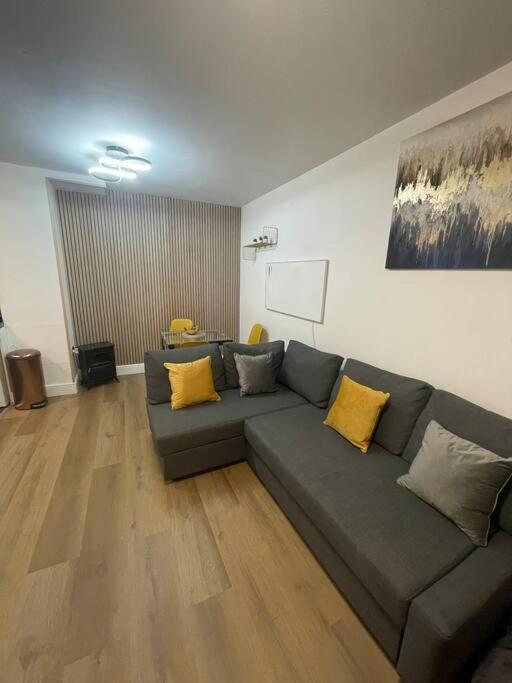 Apartment Broadway - Newly Refurbished Stylish With Free Private Parking - Great Location *