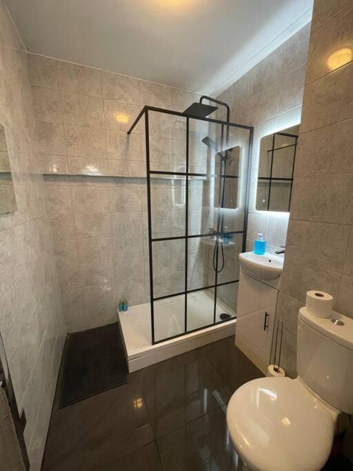 Broadway - Newly Refurbished Stylish With Free Private Parking - Great Location