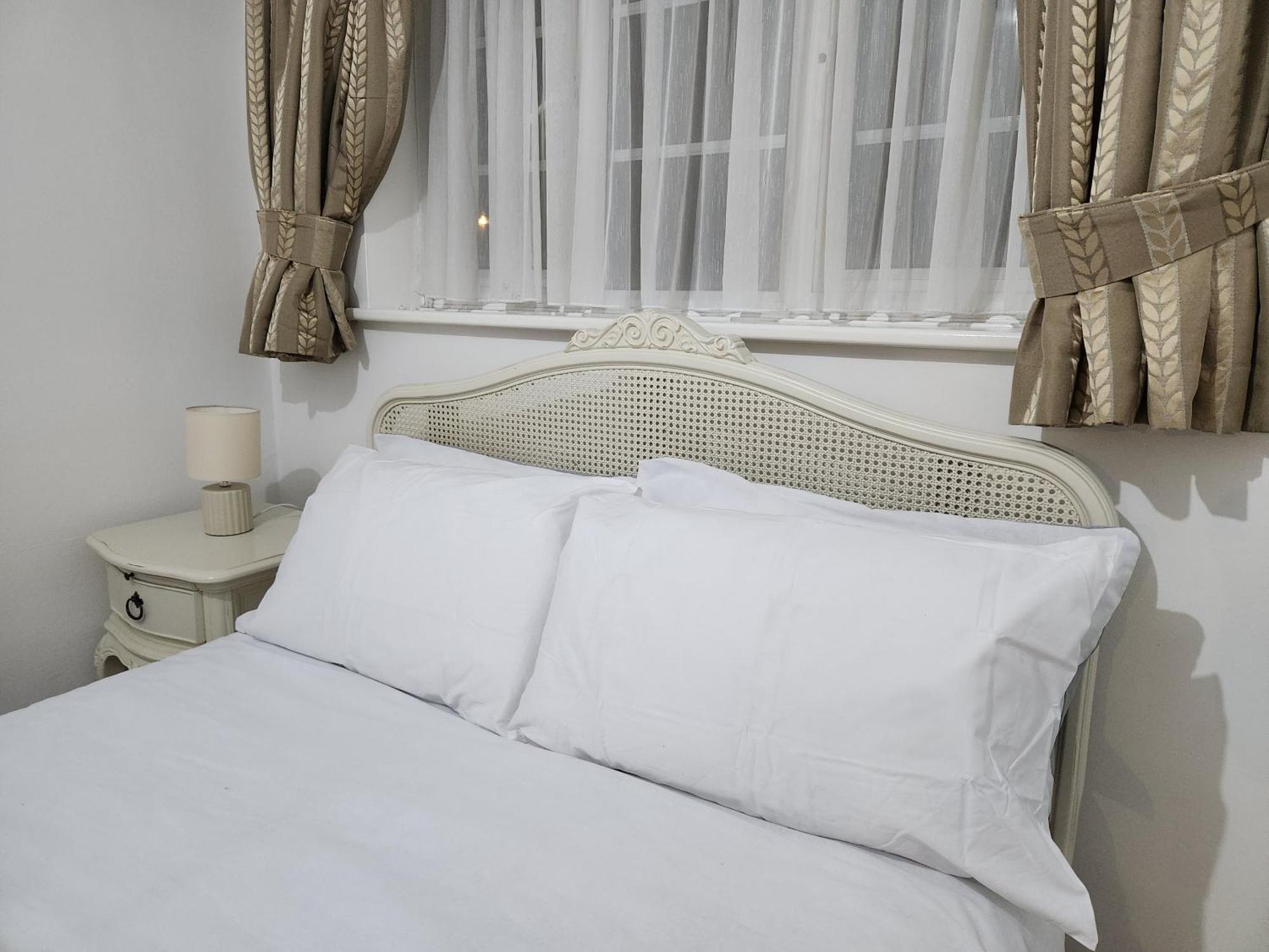 Elmdon House With 4 Spacious Bedrooms To Choose