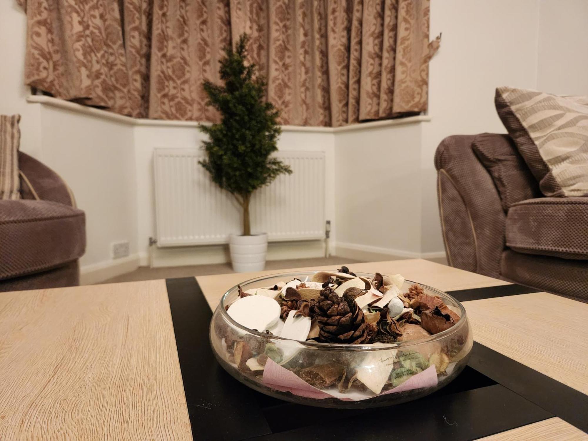 Elmdon House With 4 Spacious Bedrooms To Choose Birmingham