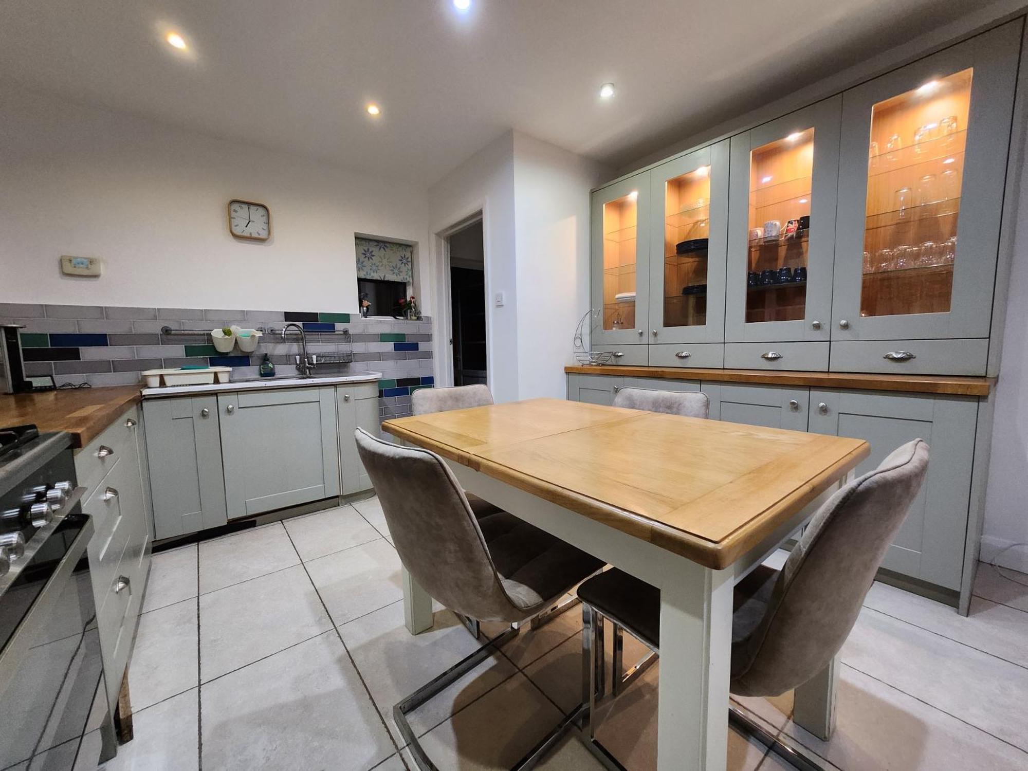 Elmdon House With 4 Spacious Bedrooms To Choose * Birmingham