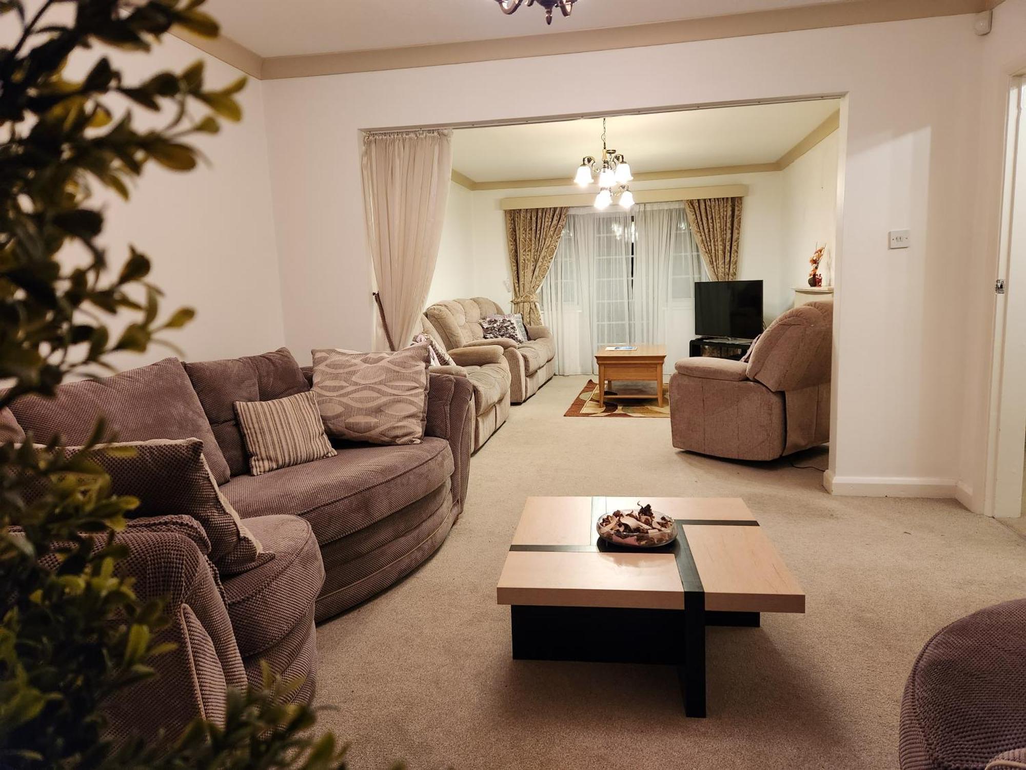 Homestay Elmdon House With 4 Spacious Bedrooms To Choose *