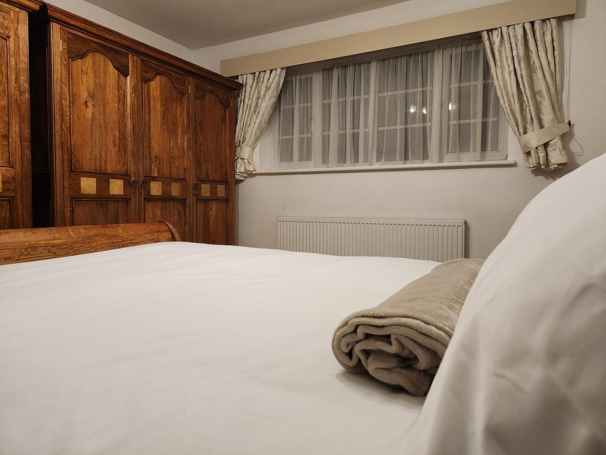 Elmdon House With 4 Spacious Bedrooms To Choose
