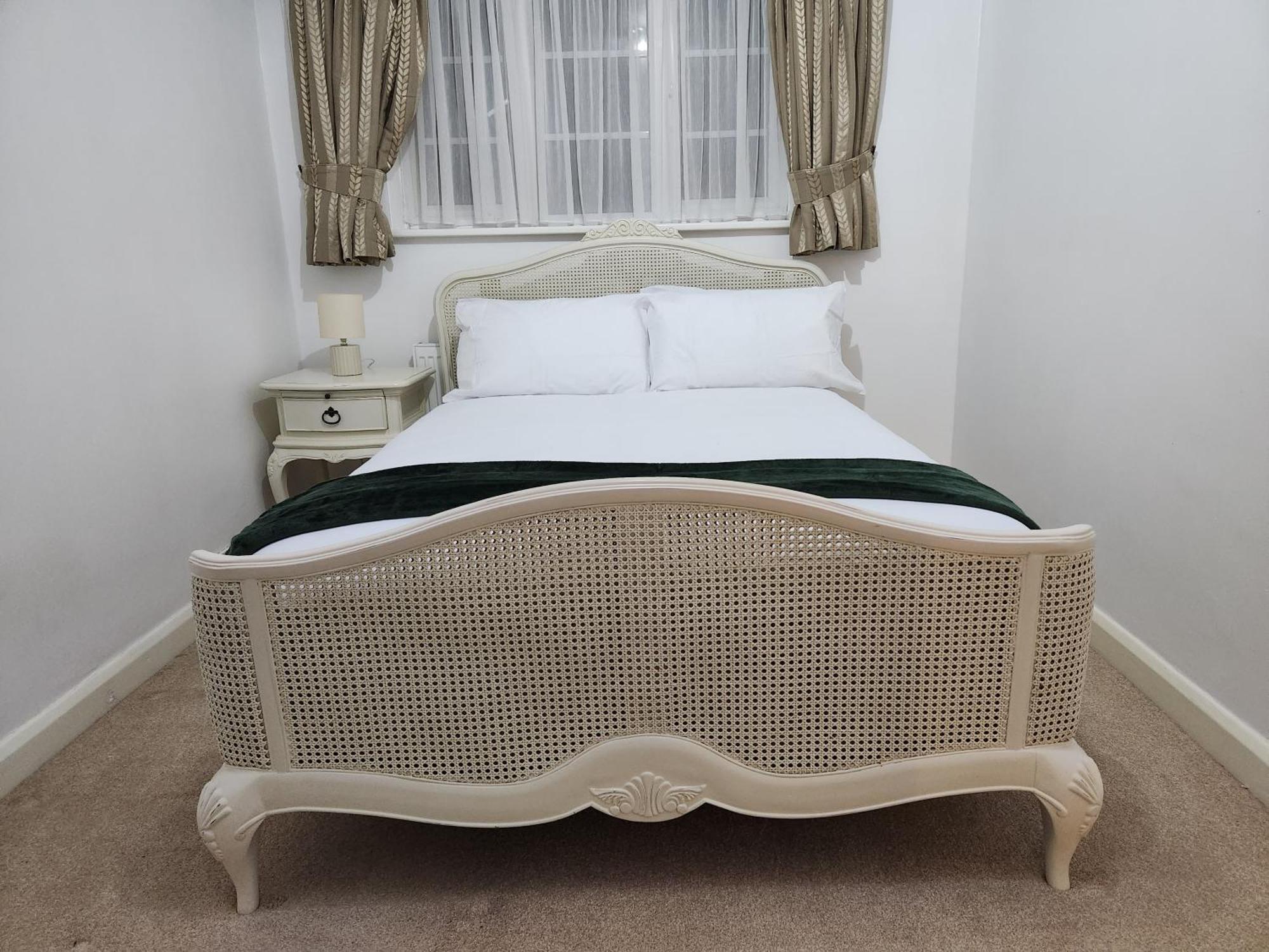 Elmdon House With 4 Spacious Bedrooms To Choose *