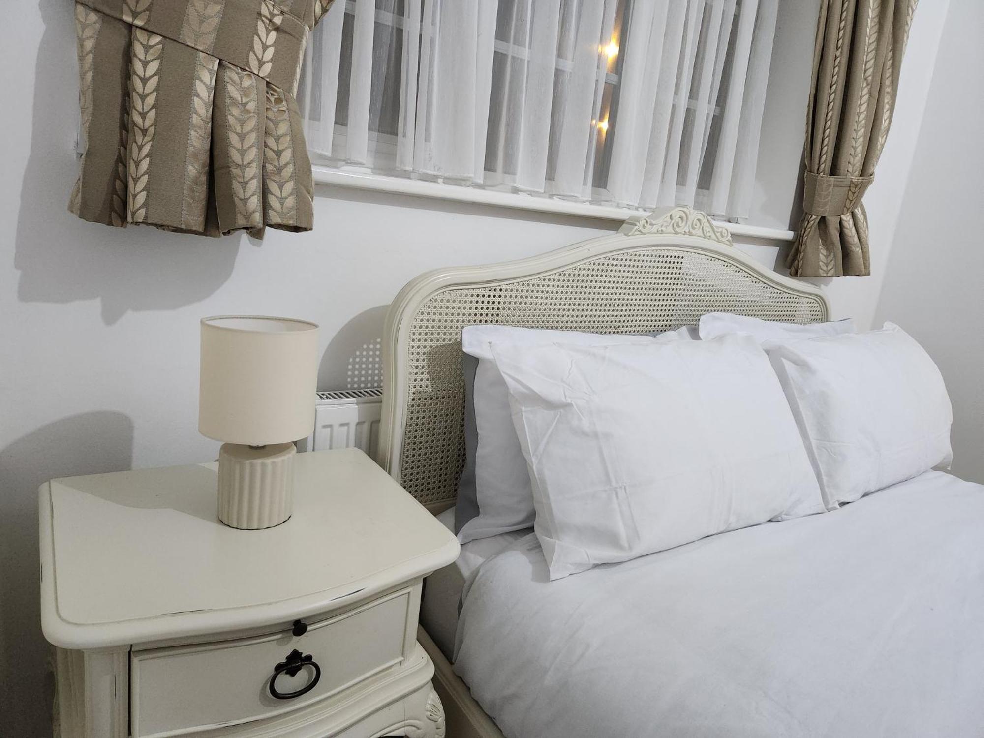 Elmdon House With 4 Spacious Bedrooms To Choose
