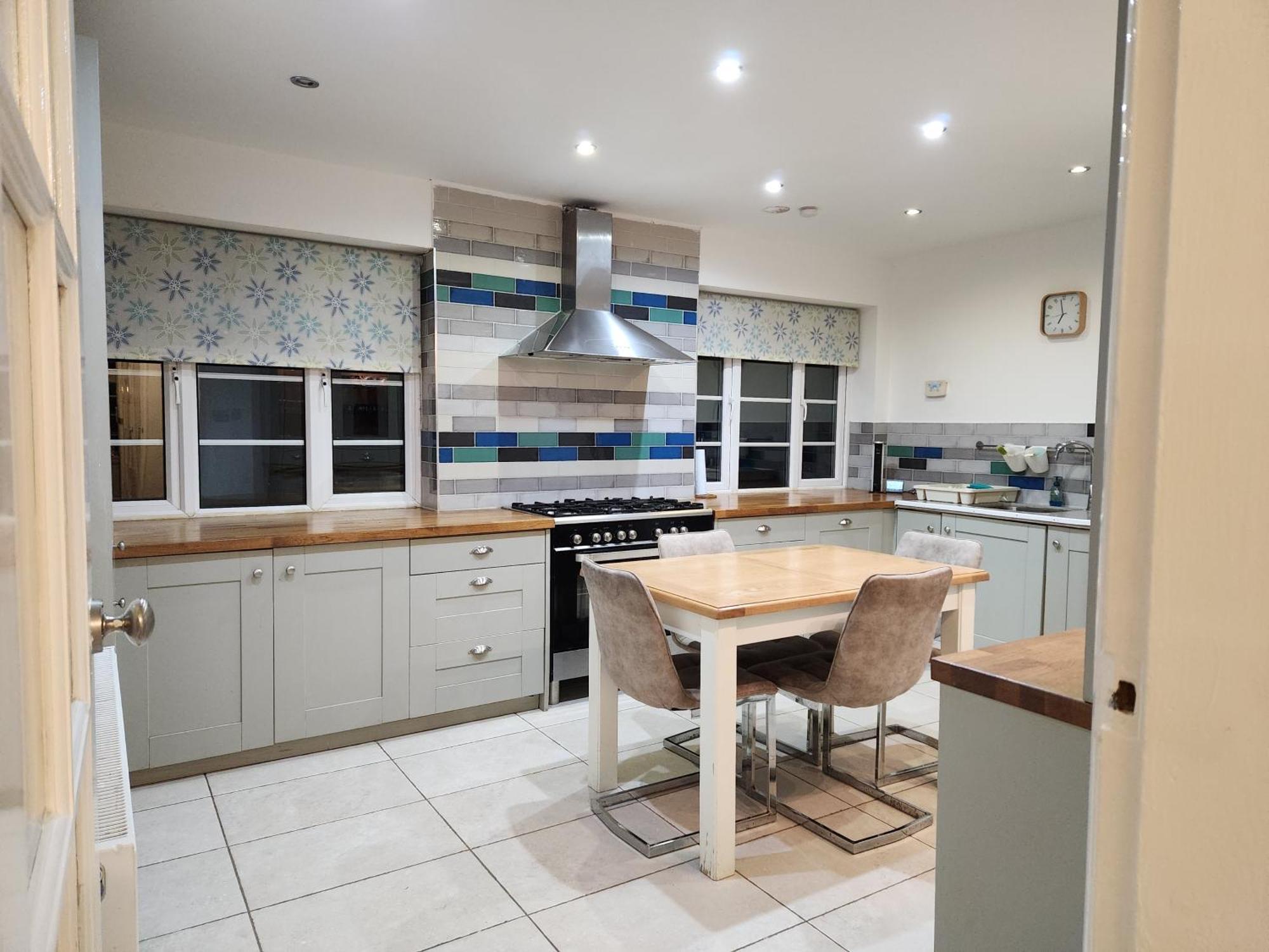 Elmdon House With 4 Spacious Bedrooms To Choose * Birmingham