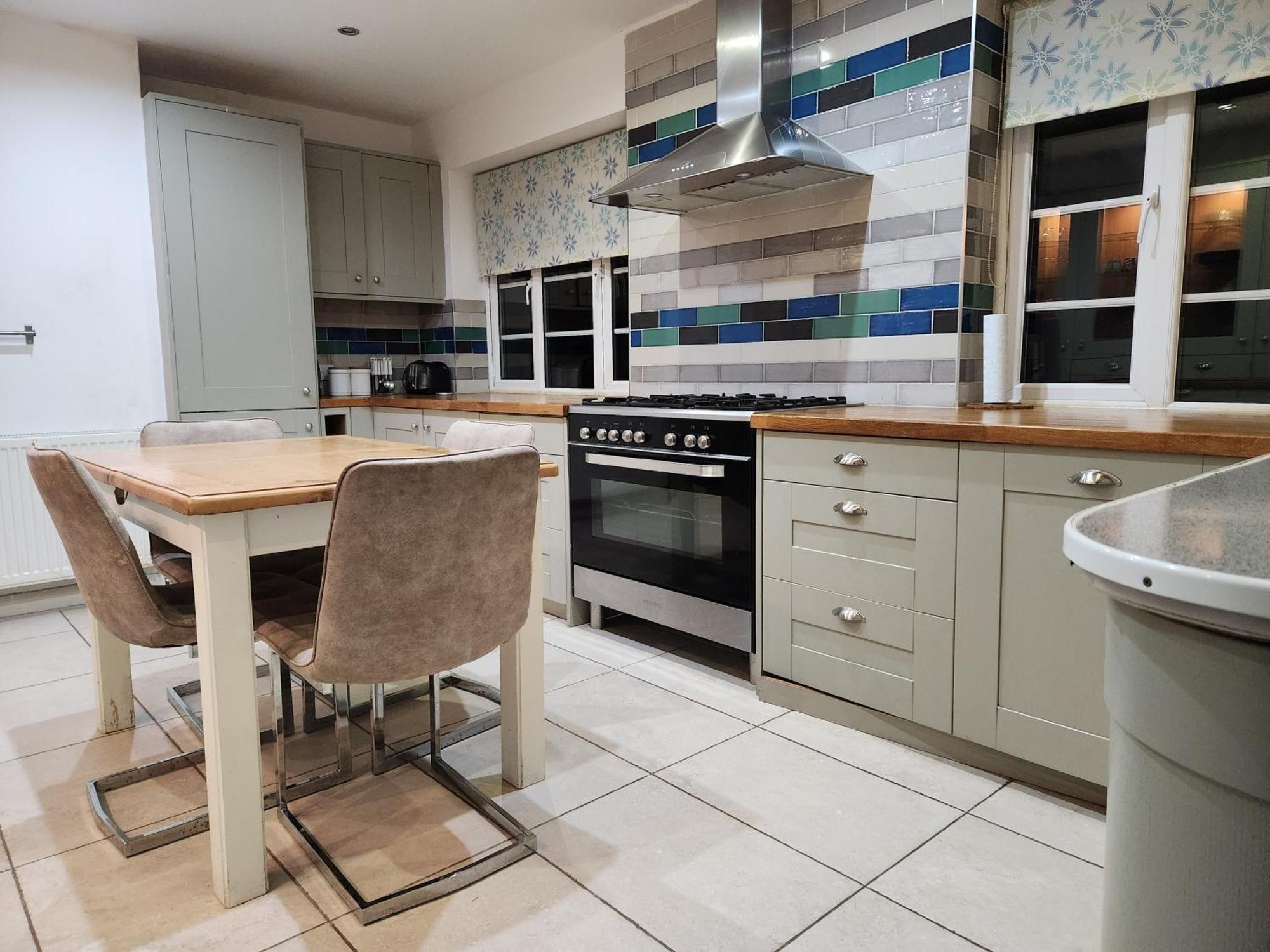 Elmdon House With 4 Spacious Bedrooms To Choose Homestay Birmingham
