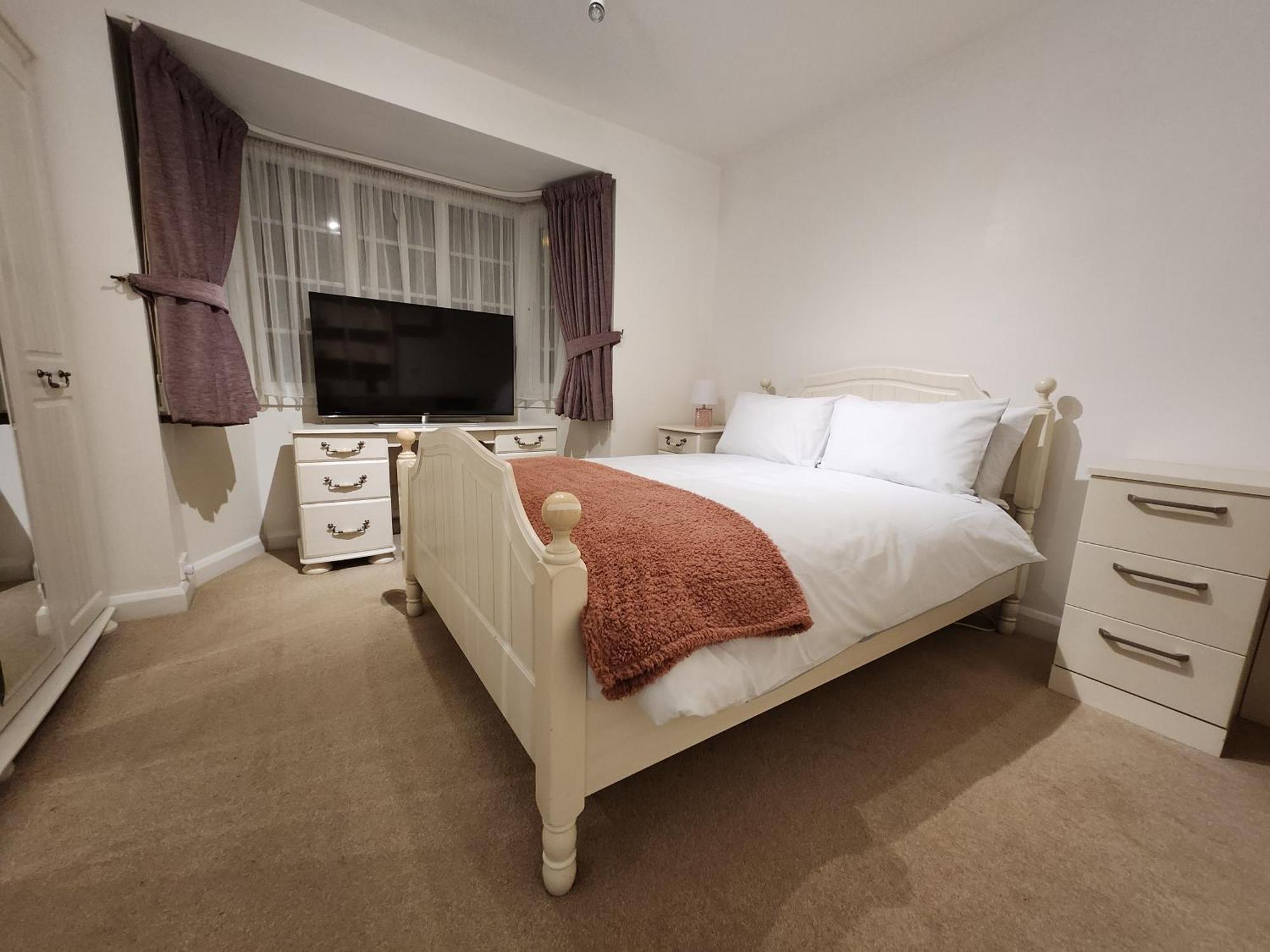 Elmdon House With 4 Spacious Bedrooms To Choose * Birmingham
