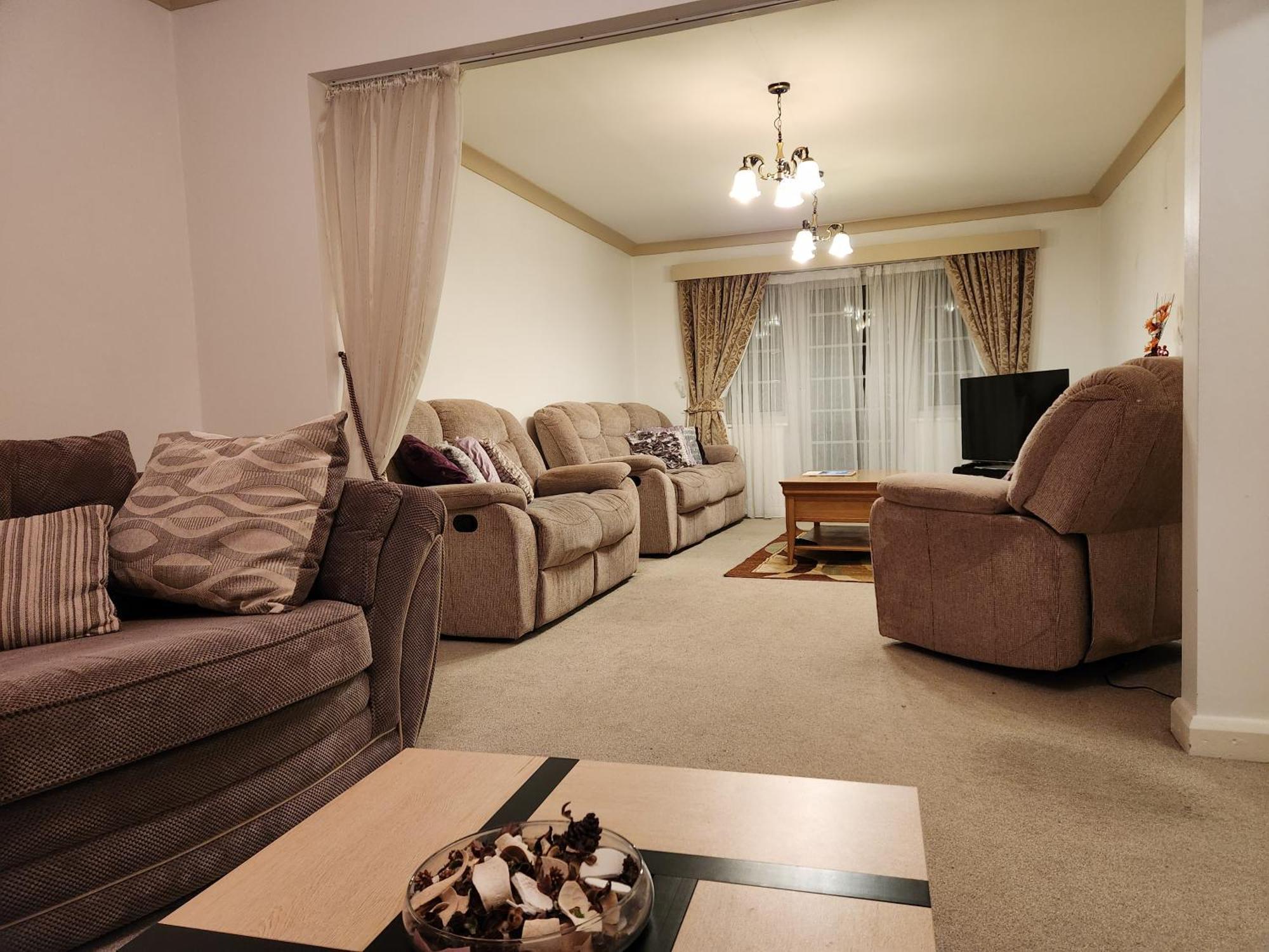 Elmdon House With 4 Spacious Bedrooms To Choose *