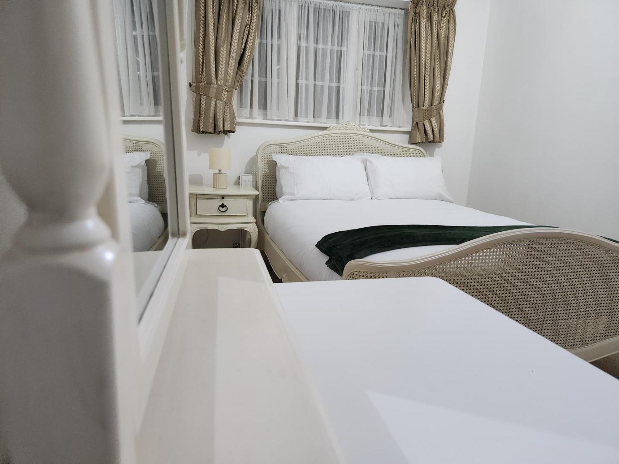 Homestay Elmdon House With 4 Spacious Bedrooms To Choose Birmingham