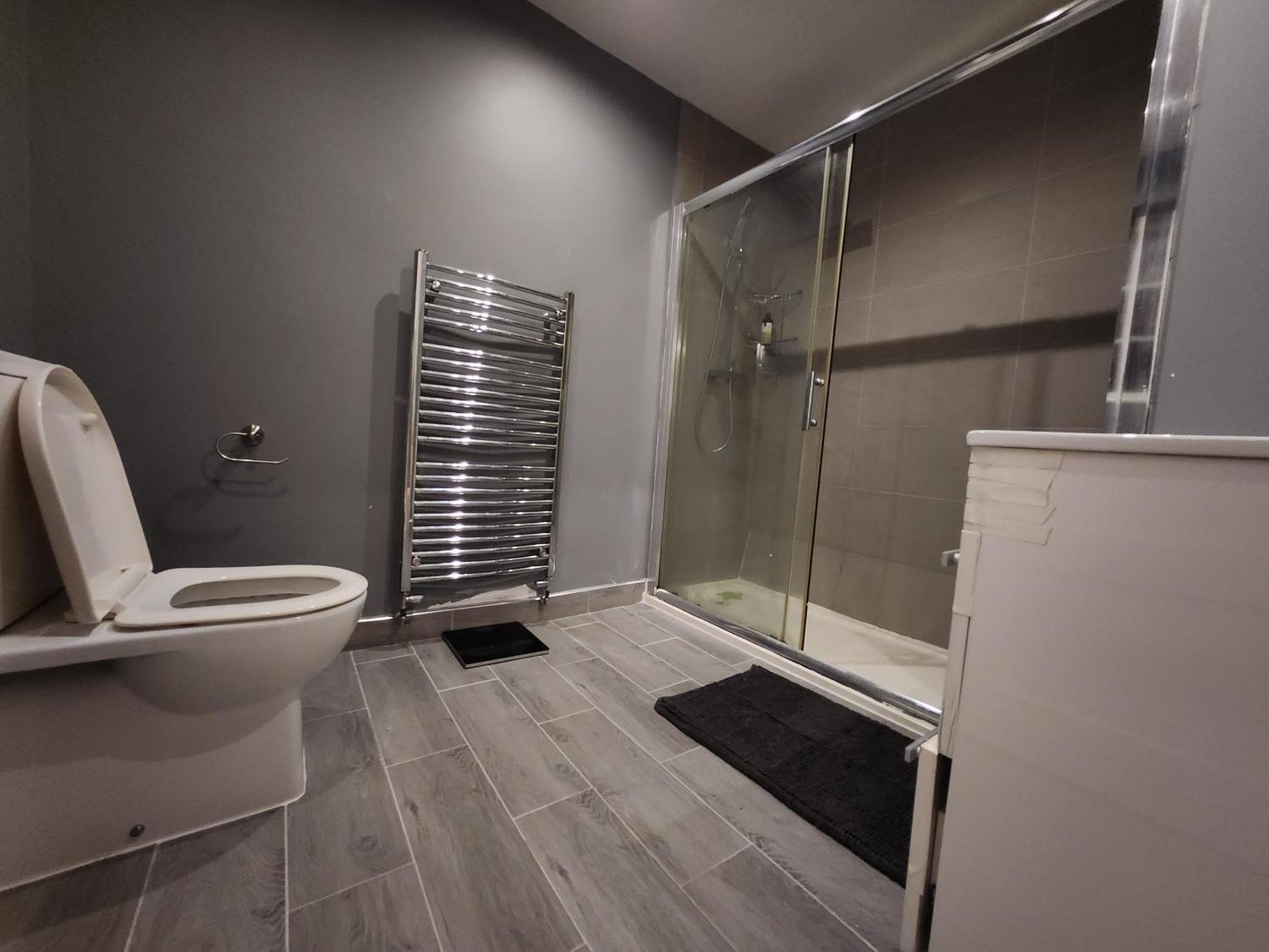 Elmdon House With 4 Spacious Bedrooms To Choose *