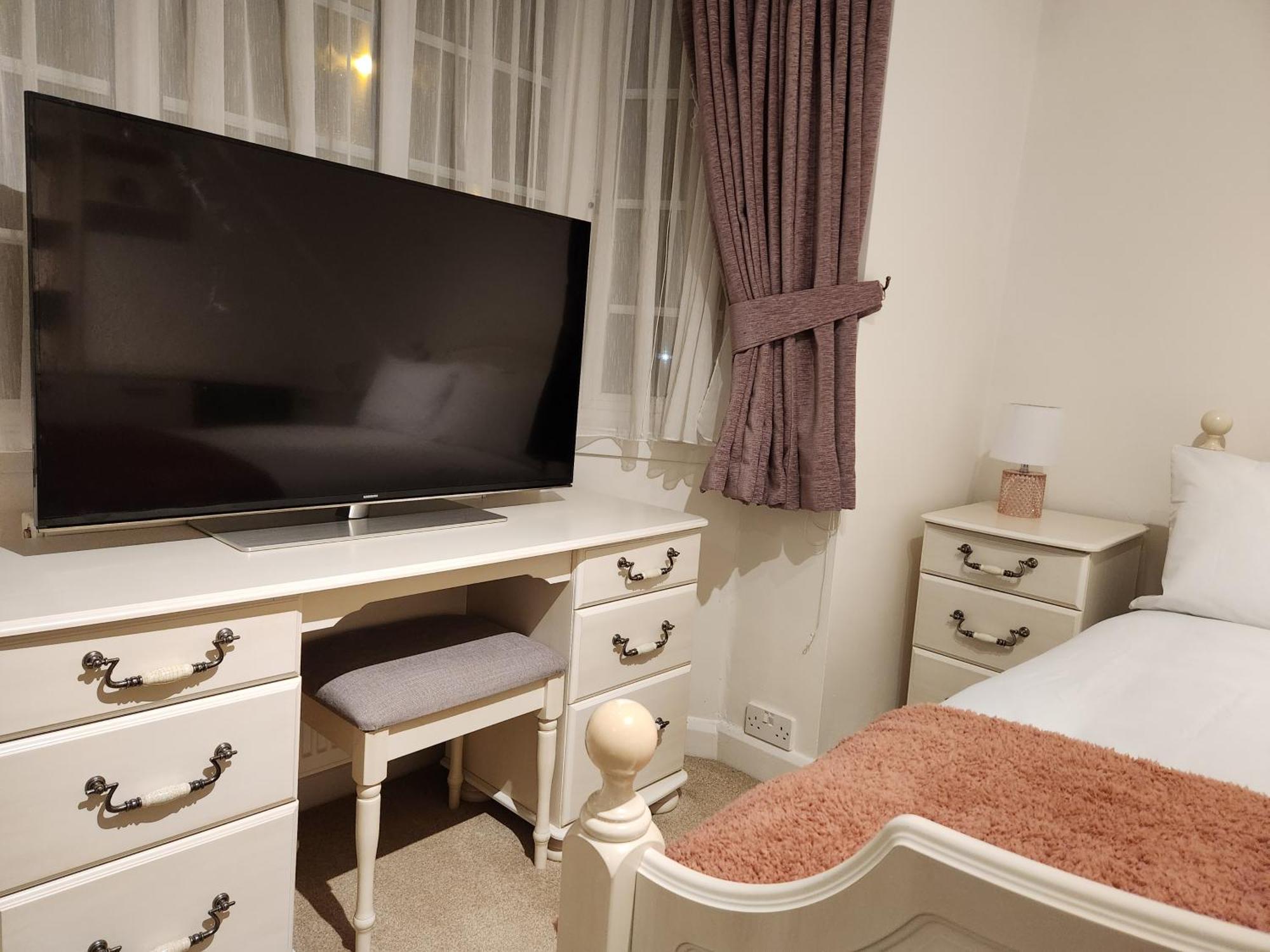 Elmdon House With 4 Spacious Bedrooms To Choose