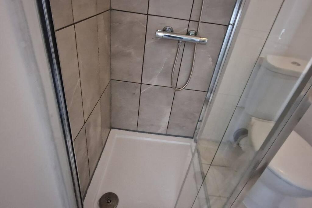 3 Bedrooms Semi-detached House,near Airport,nec *