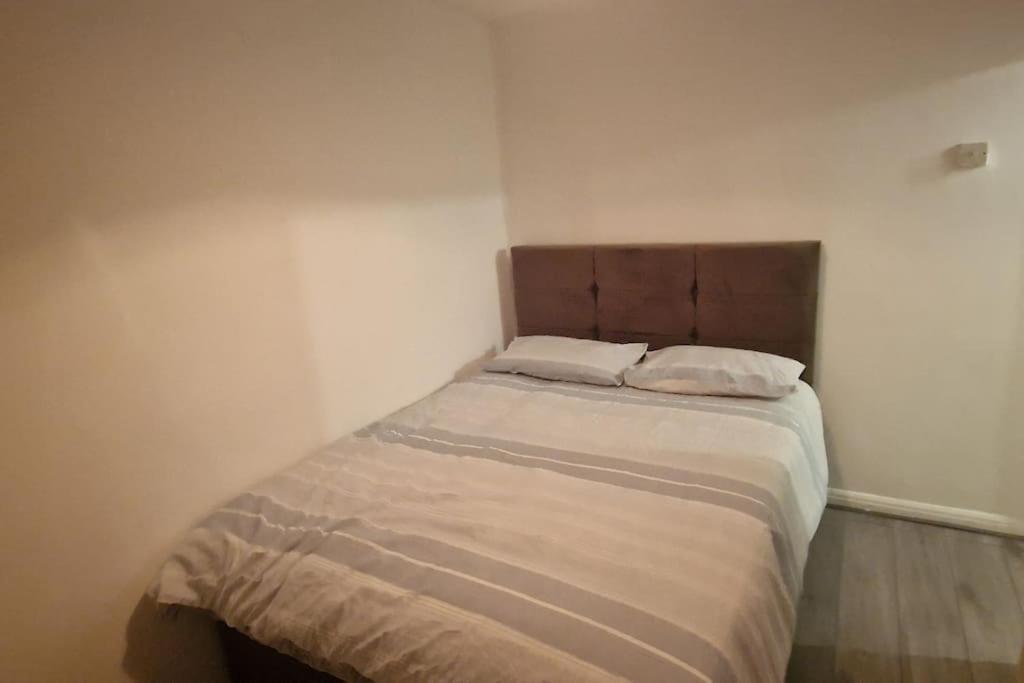 3 Bedrooms Semi-detached House,near Airport,nec