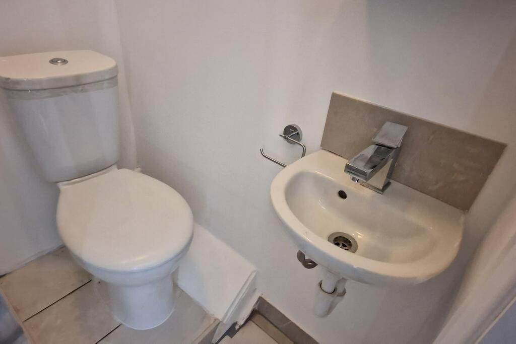 Apartment 3 Bedrooms Semi-detached House,near Airport,nec Birmingham