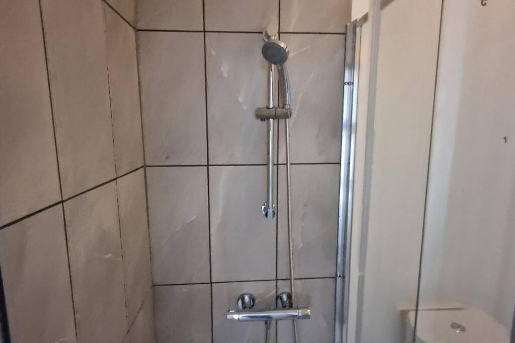 3 Bedrooms Semi-detached House,near Airport,nec