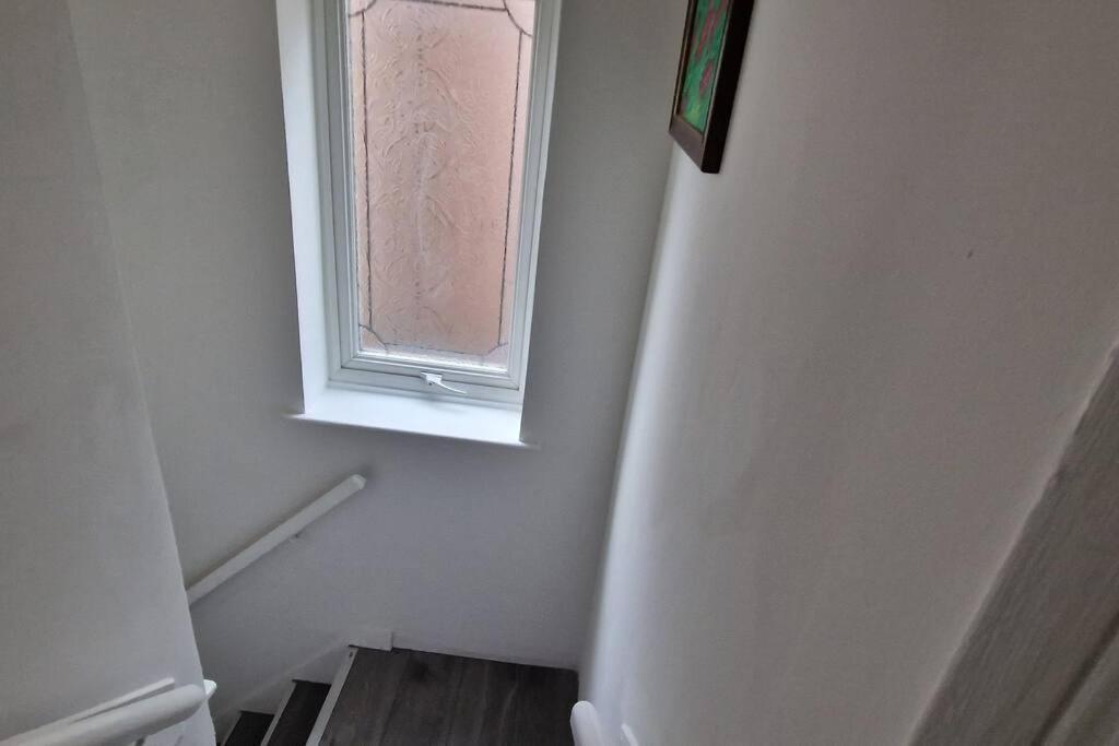 Apartment 3 Bedrooms Semi-detached House,near Airport,nec Birmingham