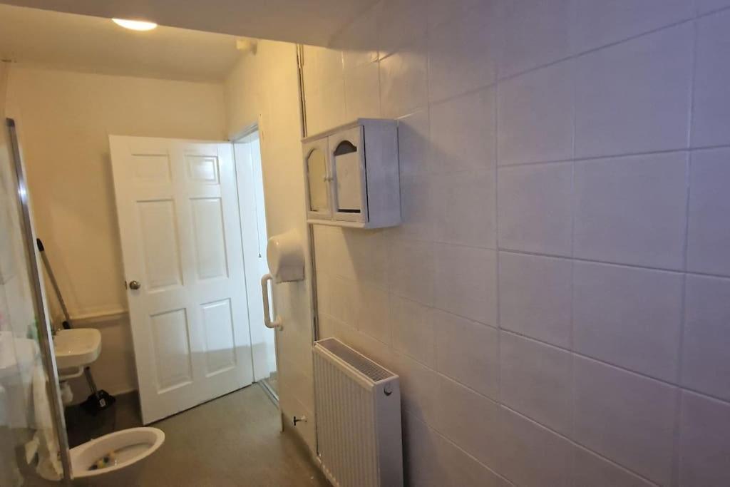 3 Bedrooms Semi-detached House,near Airport,nec Birmingham