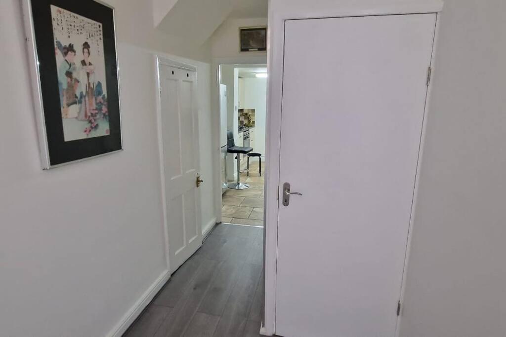 3 Bedrooms Semi-detached House,near Airport,nec Apartment