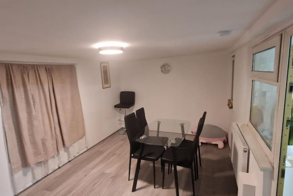 Apartment 3 Bedrooms Semi-detached House,near Airport,nec *