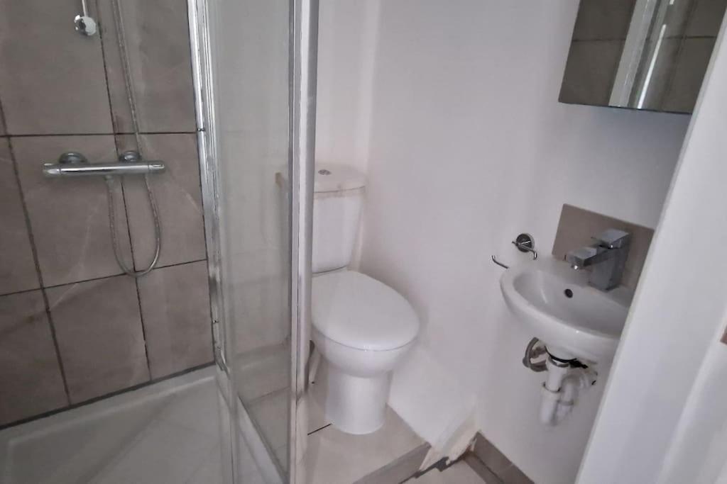 3 Bedrooms Semi-detached House,near Airport,nec