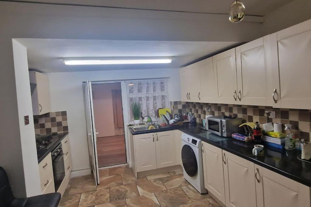 Apartment 3 Bedrooms Semi-detached House,near Airport,nec Birmingham
