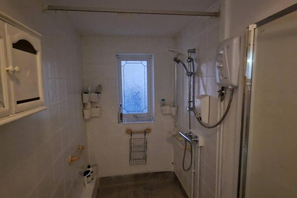 3 Bedrooms Semi-detached House,near Airport,nec * Birmingham