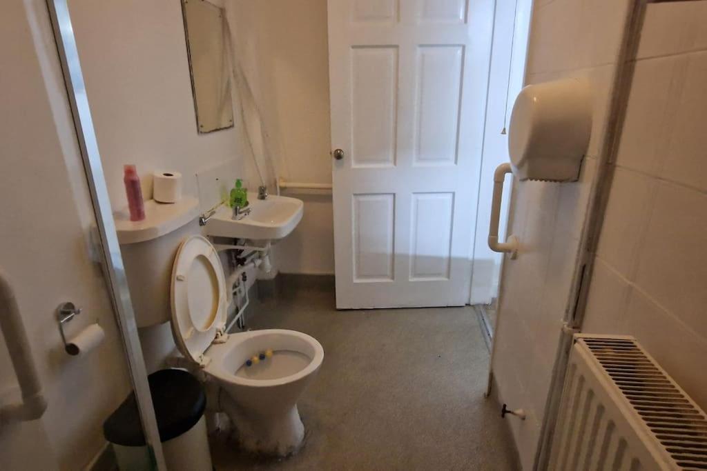 3 Bedrooms Semi-detached House,near Airport,nec Birmingham