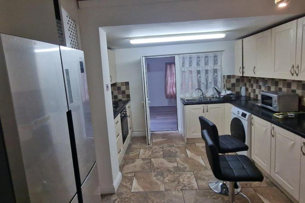 Apartment 3 Bedrooms Semi-detached House,near Airport,nec Birmingham