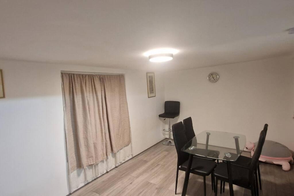 3 Bedrooms Semi-detached House,near Airport,nec