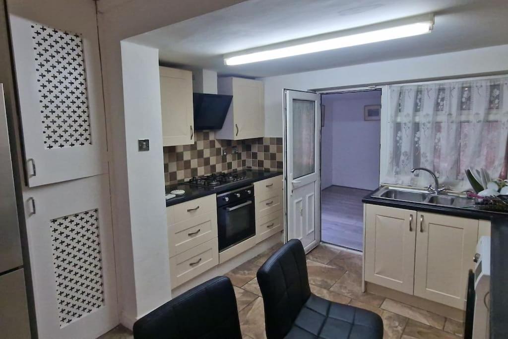 3 Bedrooms Semi-detached House,near Airport,nec Birmingham