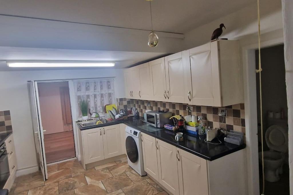Apartment 3 Bedrooms Semi-detached House,near Airport,nec *