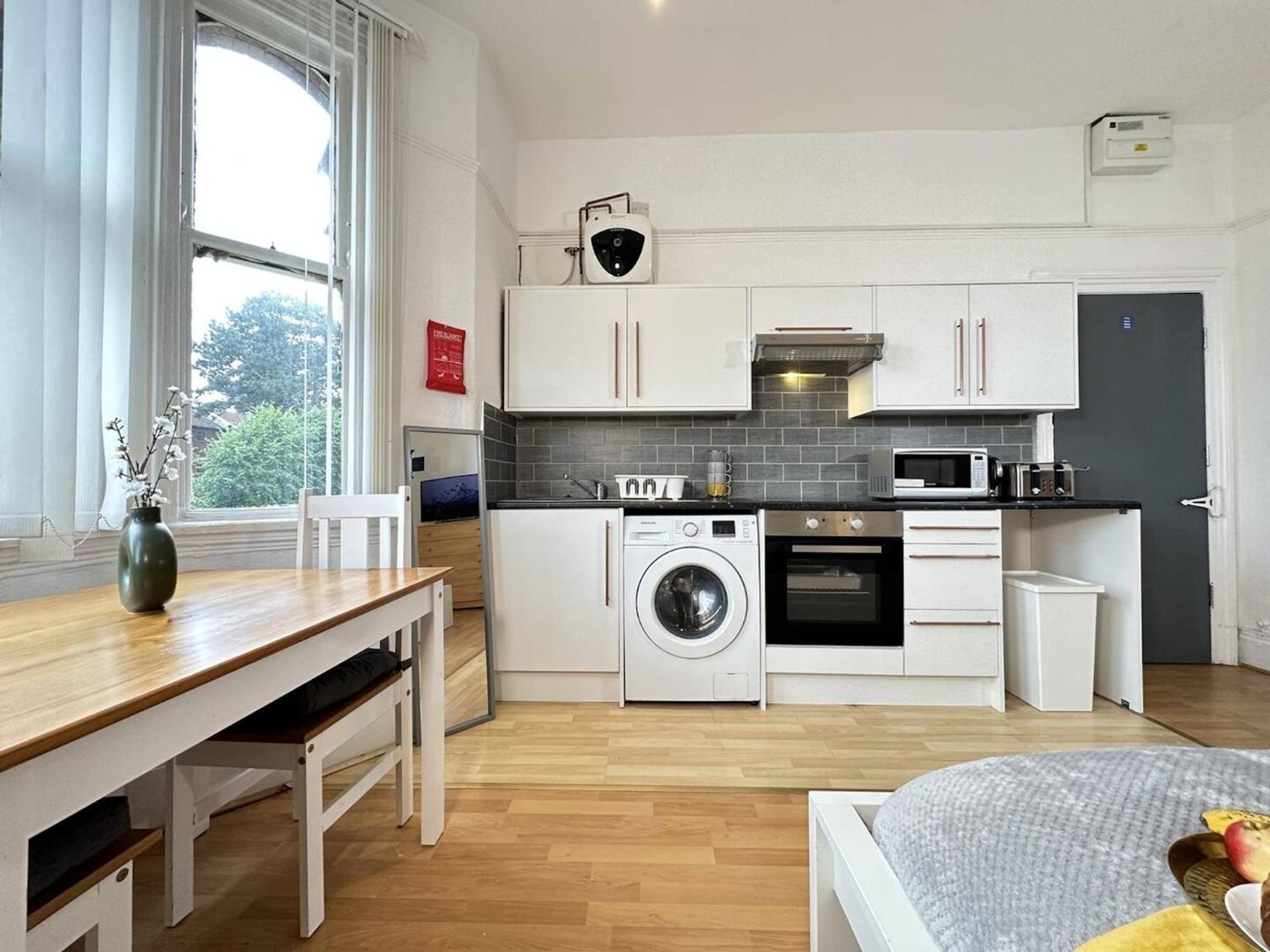 Apartment Bright And Airy In Trendy Locale
