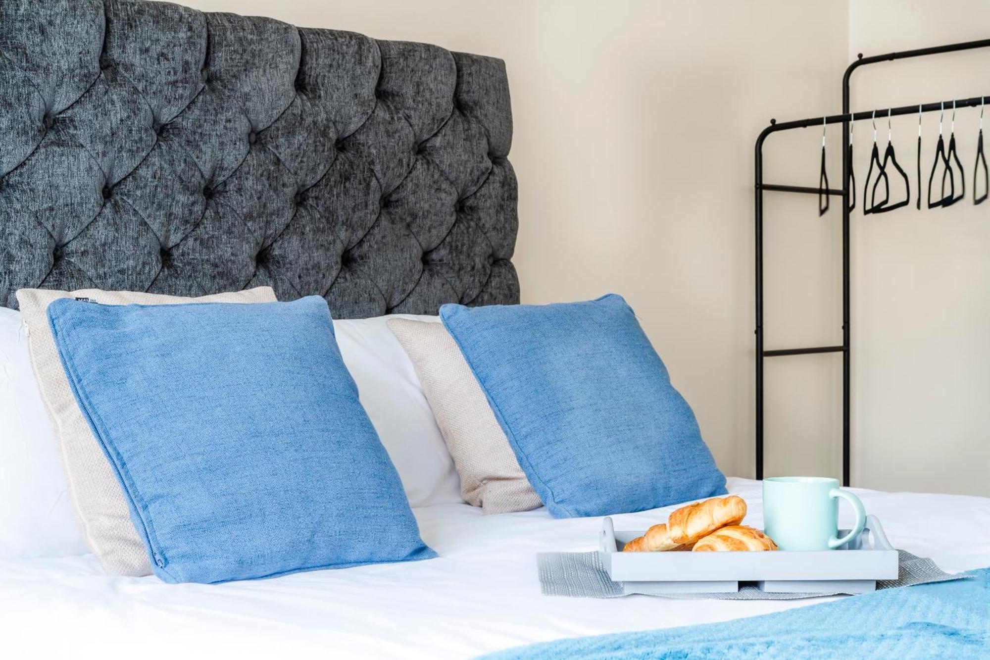 Holiday home Cozy Family Space Great For Groups, Relocations, Contractors Sleep 4 - 11 Guests *