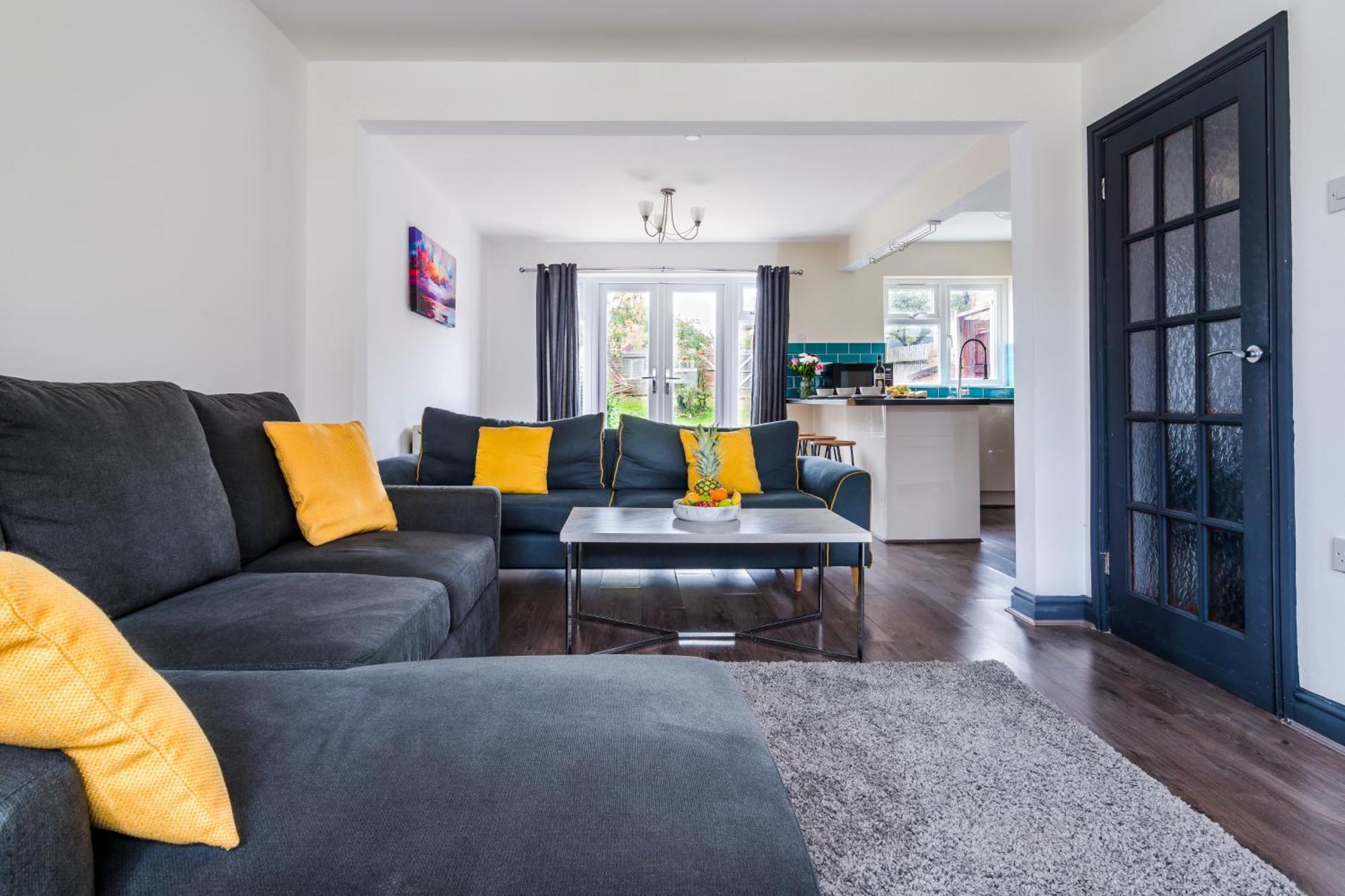 Cozy Family Space Great For Groups, Relocations, Contractors Sleep 4 - 11 Guests Holiday home Birmingham